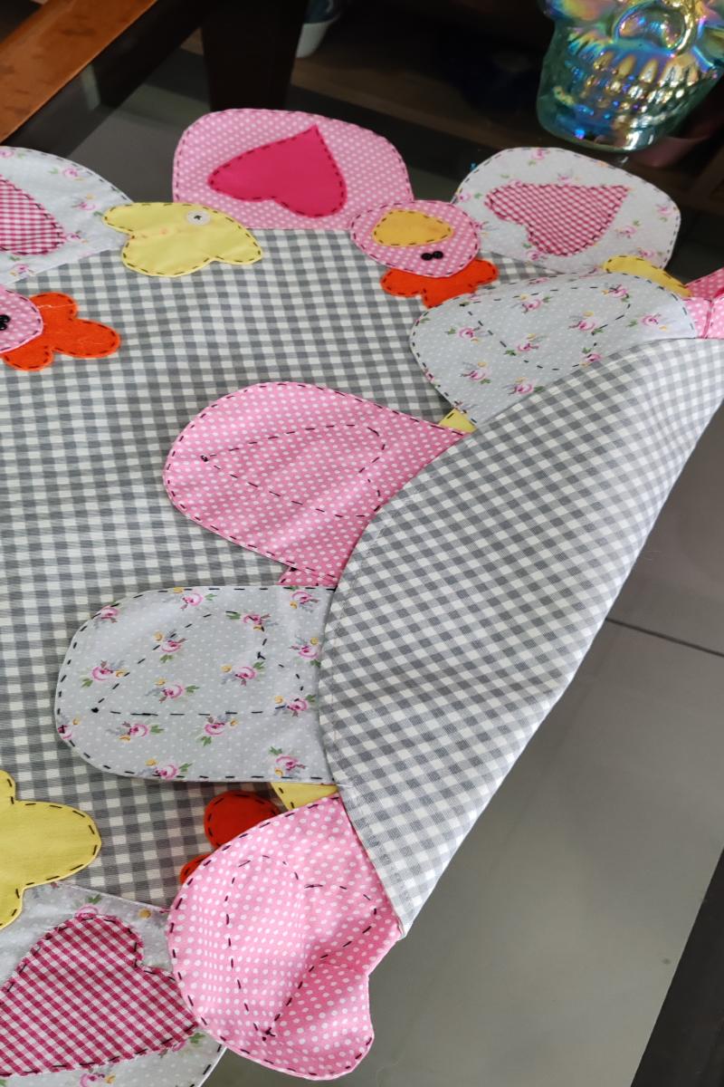 by Nihalce Pembe Tavuk Yuvarlak Runner